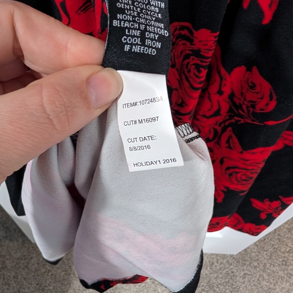 Torrid Black with Red Roses Sleeveless High-Neck Skater Dress in Size 18 - Picture 10 of 10
